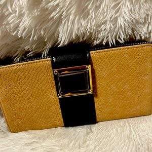 Aldo  Clutch.